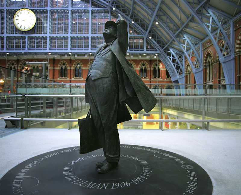 John Betjeman statue by Martin Jennings at St Pancras railway station, London